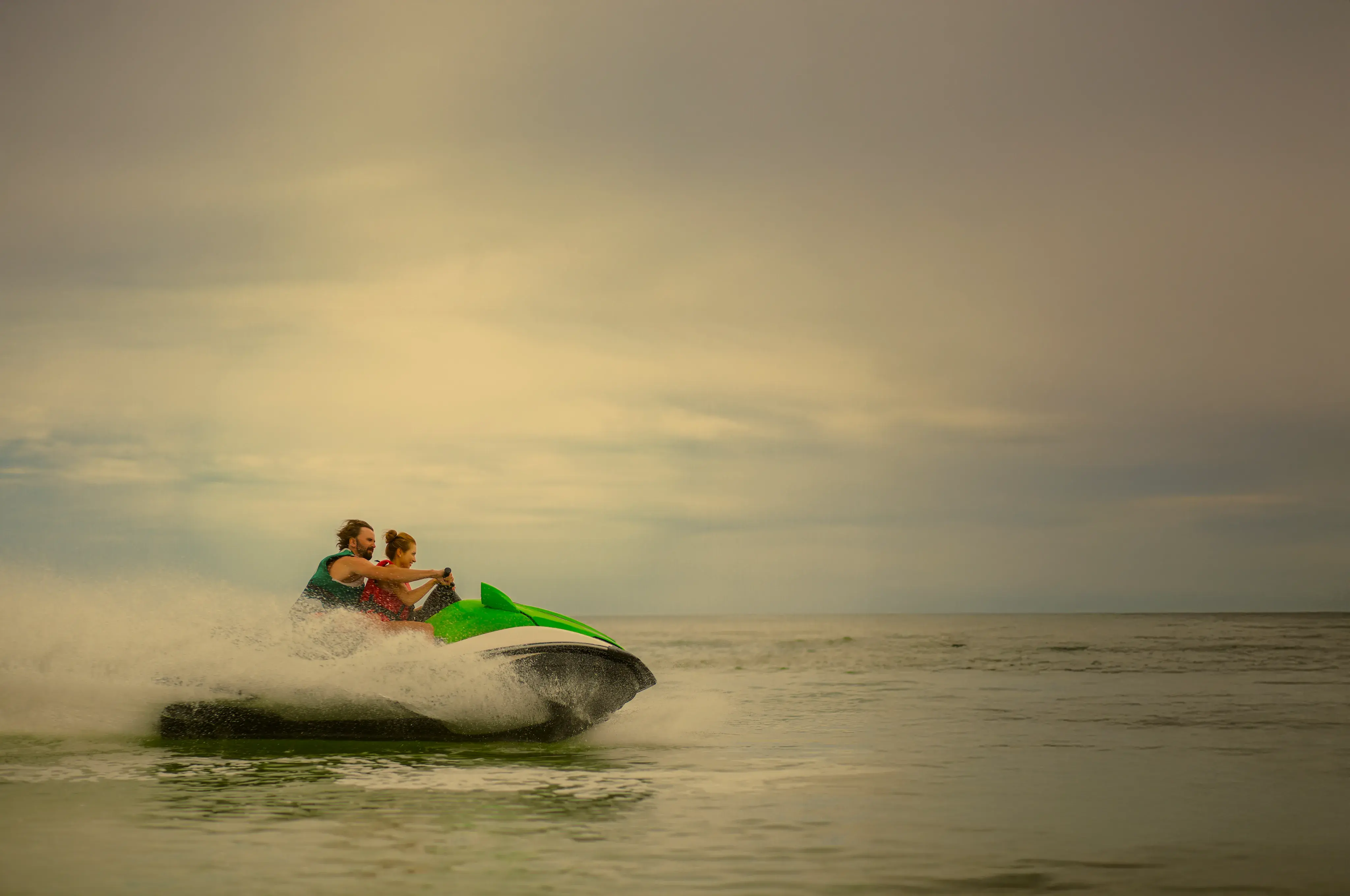 Casal se divertindo no jet ski